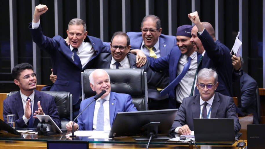 Câmara dos Deputados aprova PEC 5/2023 e expande isenção de impostos para igrejas