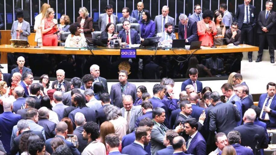 Câmara dos Deputados aprova PEC 6×1 e reduz jornada para 40 horas semanais