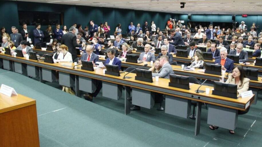 Câmara dos Deputados aprova PEC que acaba com escala 6x1 e muda jornada de trabalho