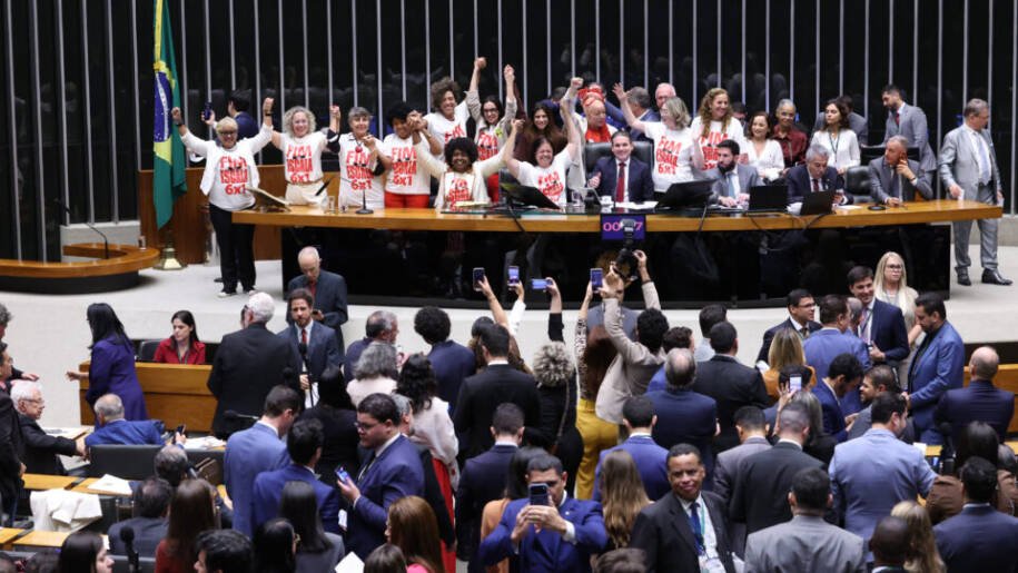 Câmara dos Deputados aprova PEC que extingue escala 6x1 e reduz jornada de trabalho