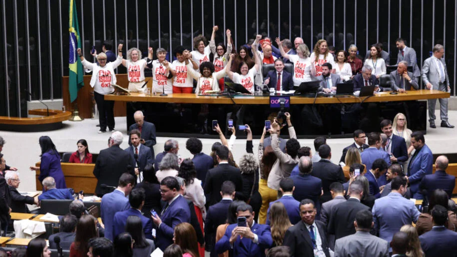 Câmara dos Deputados aprova PEC que extingue escala 6×1 e reduz jornada de trabalho
