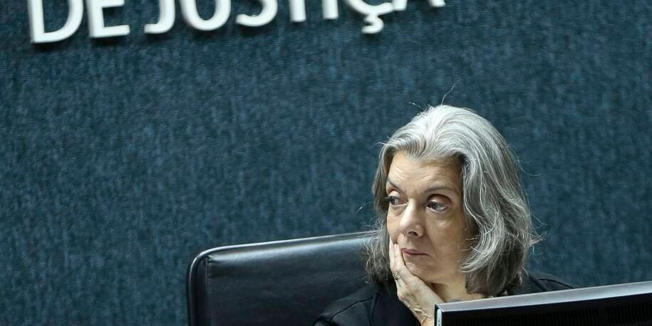 Cármen Lúcia vota para reverter mudanças na Lei da Ficha Limpa e gera tensão