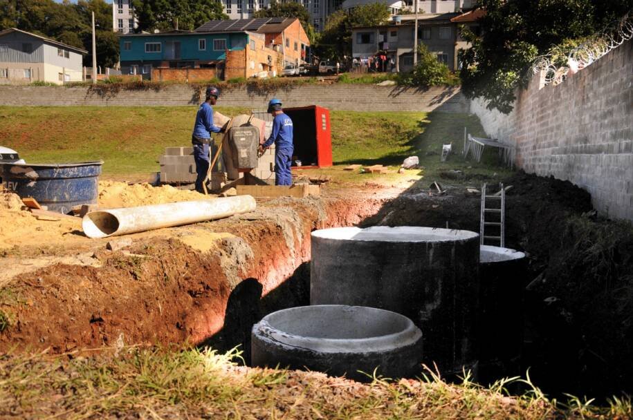Casan acelera obras de esgoto em Chapecó e promete melhorias até 2026