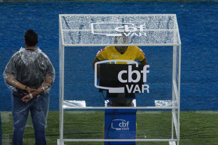 CBF implementa VAR no Brasileirão e revoluciona a arbitragem com checagens