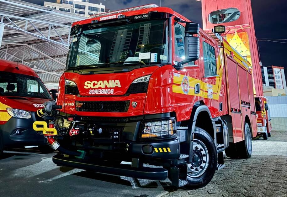 CBMSC apresenta caminhão de última geração em Blumenau e inclui novos soldados