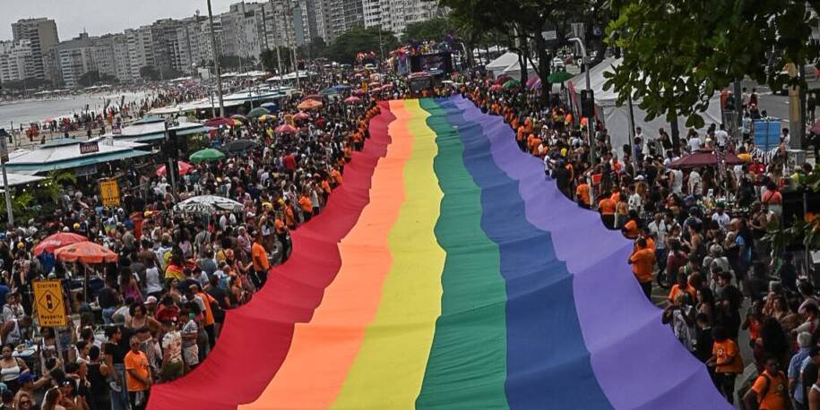 Claudio Nascimento defende direitos LGBTI+ na 31ª Parada do Orgulho em Copacabana