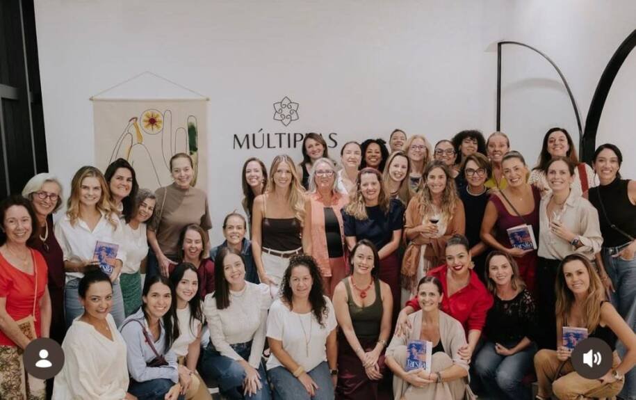 Clube do Livro Múltiplas visita Instituto Juarez Machado com 32 mulheres
