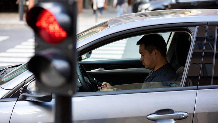 Código de Trânsito Brasileiro proíbe uso de celular até parado no semáforo