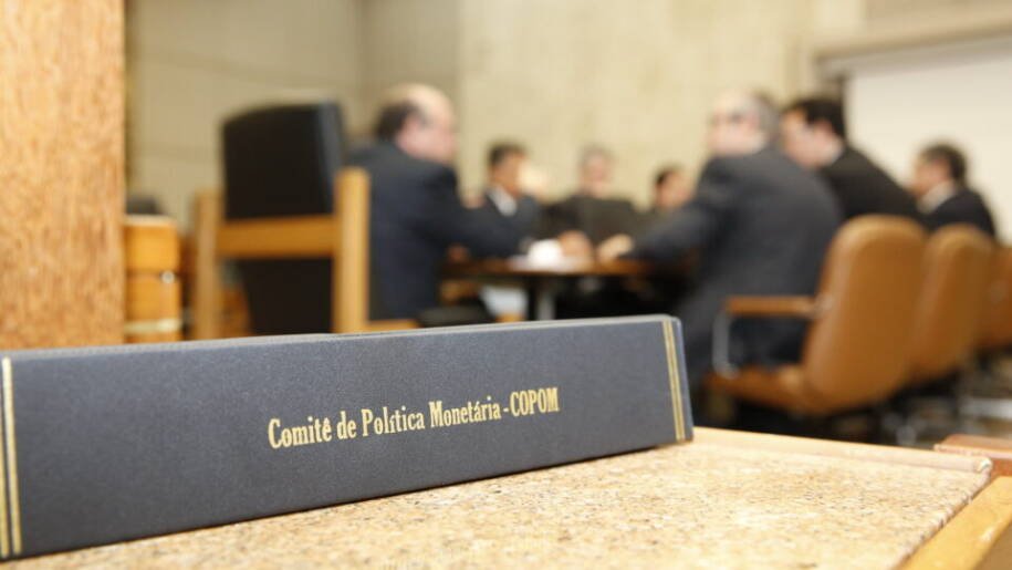 Copom mantém Selic em 14,50% e critica indisciplina fiscal do governo