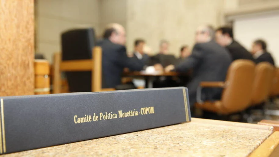 Copom mantém Selic em 14,50% e critica indisciplina fiscal do governo