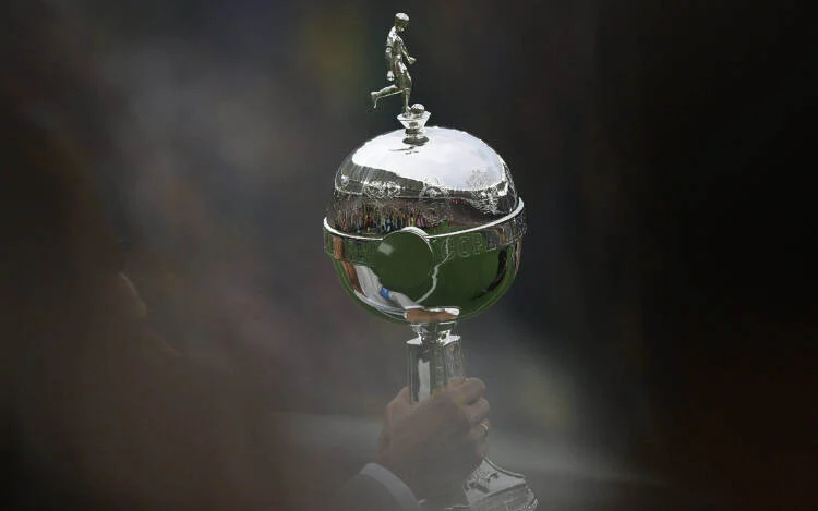Cruzeiro e Flamengo se enfrentam nas oitavas da Libertadores após sorteio tenso