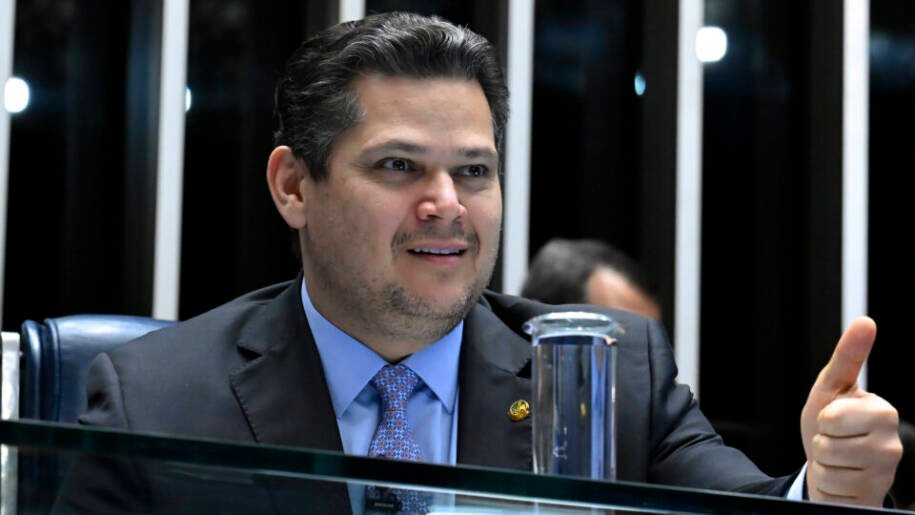 Davi Alcolumbre promulga repasses a municípios após veto de Lula; tensão cresce