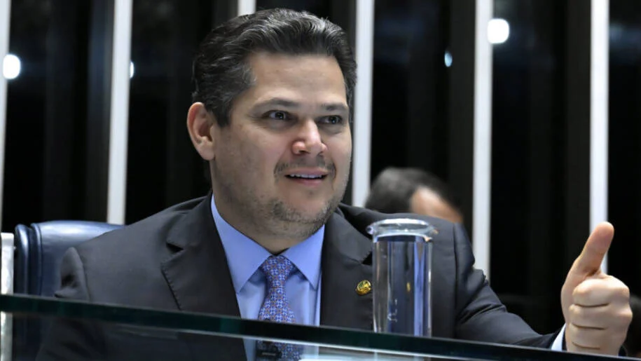 Davi Alcolumbre promulga repasses a municípios após veto de Lula; tensão cresce