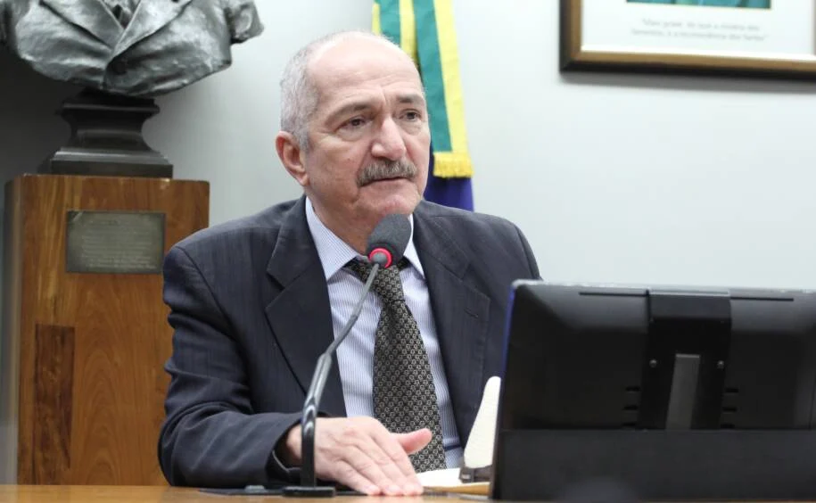 DC processa Aldo Rebelo por manter pré-candidatura e critica Joaquim Barbosa