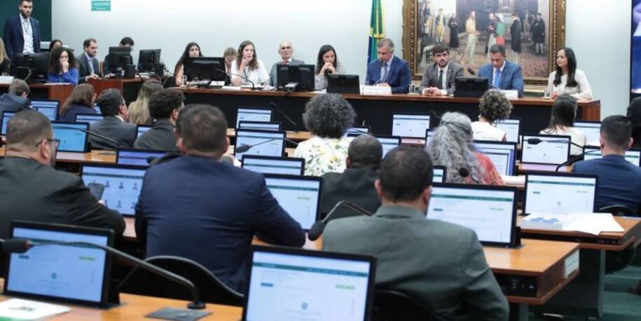 Deputado Coronel Assis adia PEC que reduz maioridade penal e gera polêmica