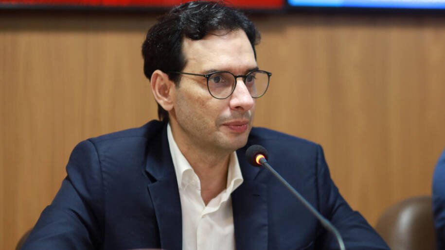 Deputado Léo Prates adia leitura da PEC da 6x1 e gera tensão na comissão