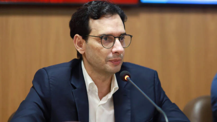 Deputado Léo Prates adia leitura da PEC da 6×1 e gera tensão na comissão