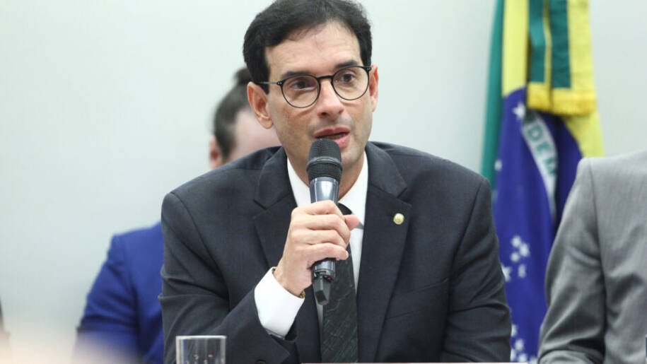 Deputado Leo Prates aprova PEC que extingue escala 6x1 e altera jornada de trabalho