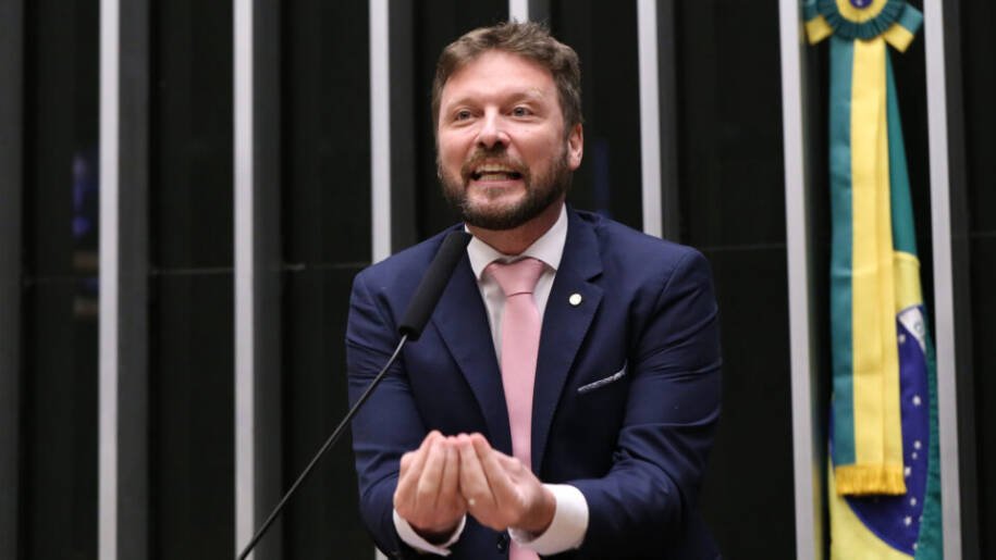 Deputado Mauricio Marcon adia votação da PEC que extingue escala 6x1 e gera tensão