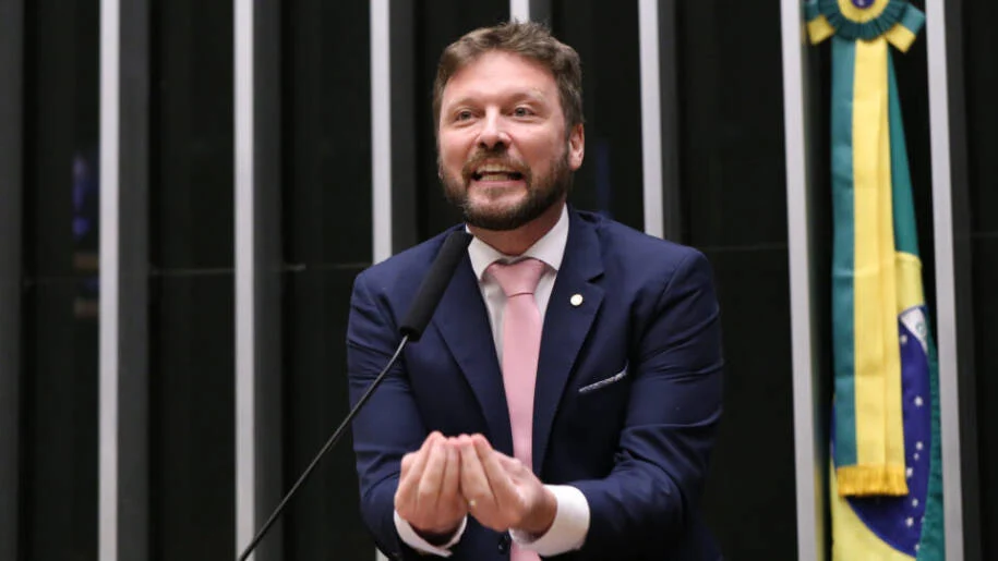Deputado Mauricio Marcon adia votação da PEC que extingue escala 6×1 e gera tensão