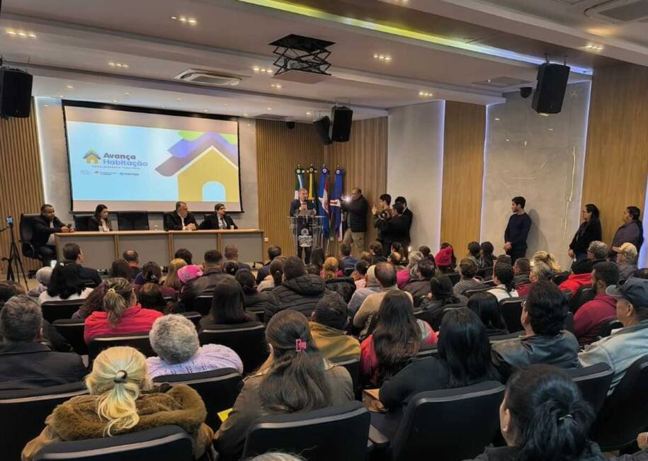 Desembargador Luiz Tadeu Barbosa Silva entrega escrituras a 92 famílias em Ponta Porã