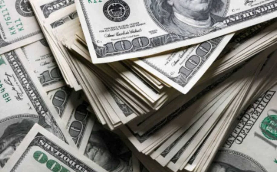Dólar cai para R$ 5,00 após declarações de Trump e tensão política no Brasil