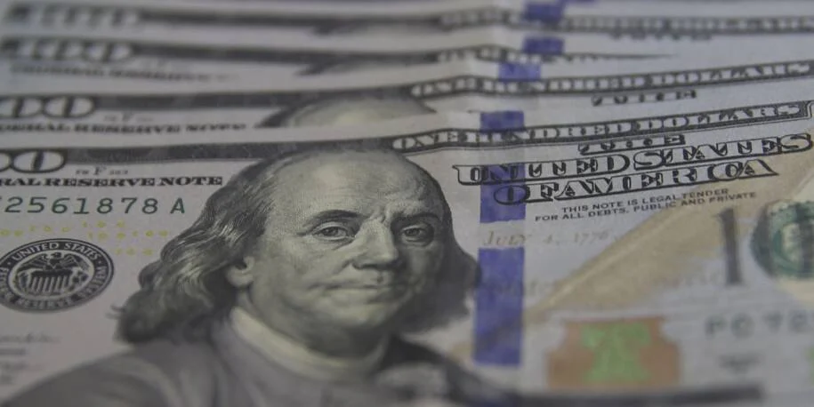 Dólar cai para R$ 5,03 enquanto Ibovespa enfrenta queda em meio a tensões no Oriente Médio