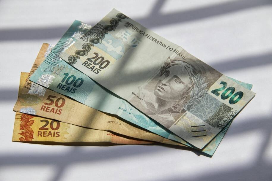 Economista Carla Beni alerta: Renda média atinge R$ 3.367, mas desigualdade cresce!