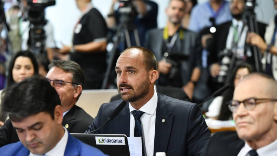 Eduardo Bolsonaro registra candidatura ao Senado enquanto reside nos EUA e gera polêmica