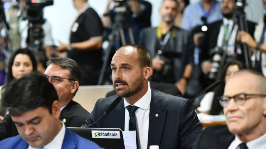 Eduardo Bolsonaro registra candidatura ao Senado enquanto reside nos EUA e gera polêmica