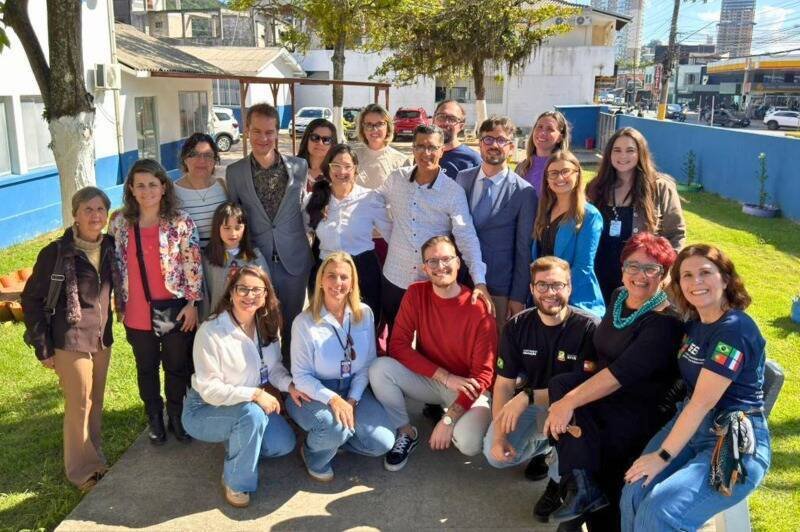 Educadores da Itália e França analisam ensino em Itajaí e revelam surpresas