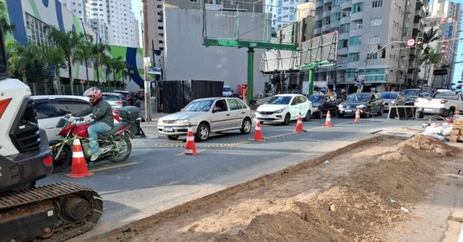 EMASA inicia obras de esgoto na Avenida Brasil e altera trânsito em Balneário Camboriú