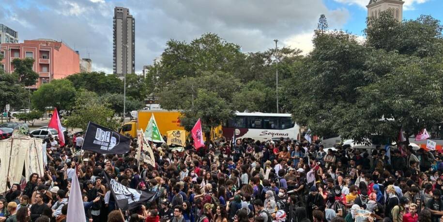 Estudantes da USP exigem mais recursos e criticam governo em ato em SP