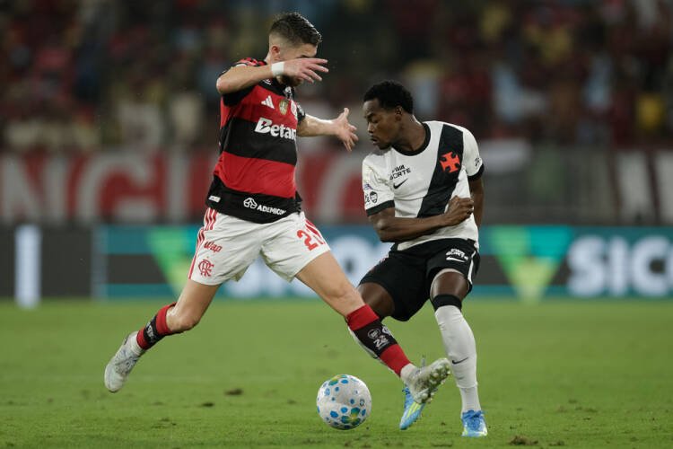 Flamengo e Vasco empatam em 2 a 2 em clássico emocionante no Maracanã