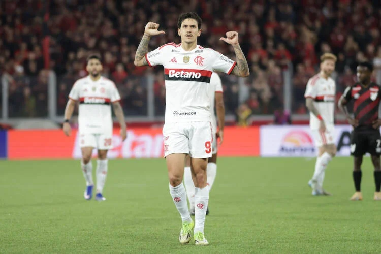 Flamengo empata com Athletico-PR e vê Palmeiras se distanciar na tabela