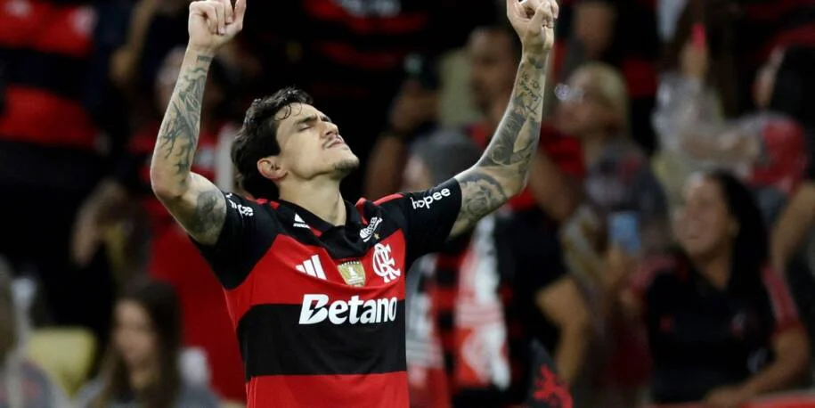 Flamengo vence Estudiantes e garante vaga nas oitavas da Libertadores