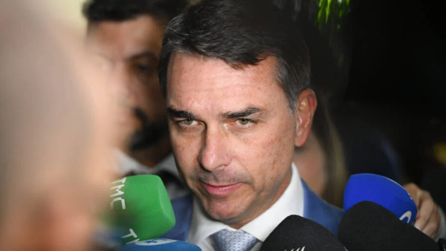 Flávio Bolsonaro aciona TSE contra AtlasIntel por pesquisa polêmica com áudio