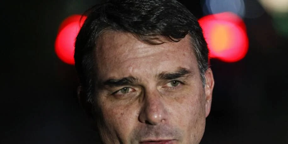 Flávio Bolsonaro admite contato com Daniel Vorcaro e R$ 134 milhões para filme
