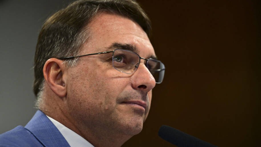 Flávio Bolsonaro chega ao Paraná como pré-candidato e se reúne com Trump