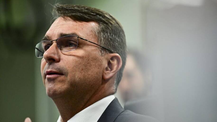Flávio Bolsonaro cobra R$ 134 milhões de Daniel Vorcaro e gera tensão eleitoral