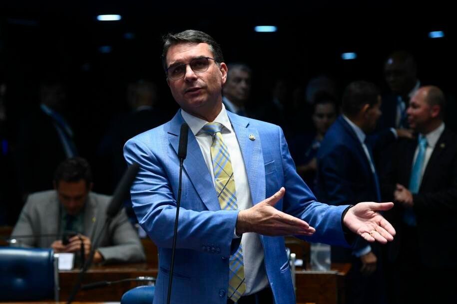 Flávio Bolsonaro contrata Marcello Lopes para coordenar comunicação da campanha