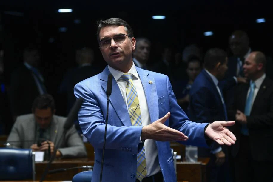 Flávio Bolsonaro contrata Marcello Lopes para coordenar comunicação da campanha