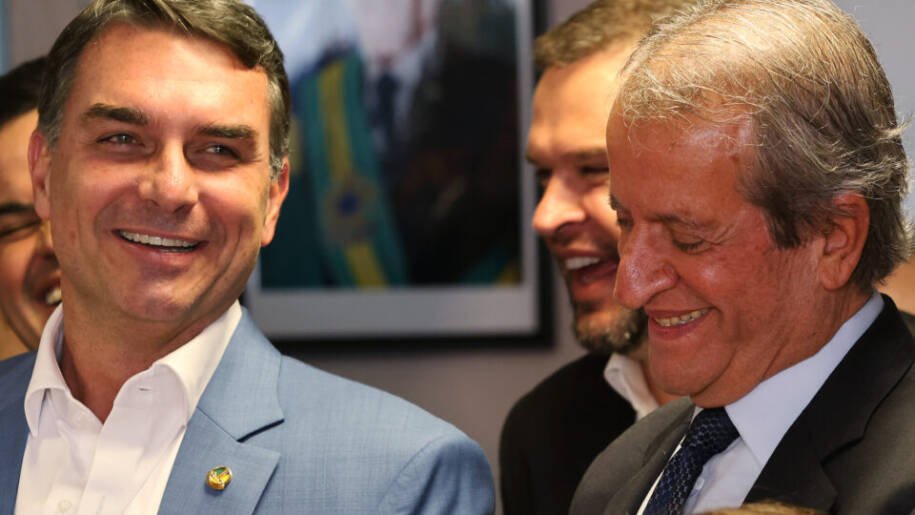 Flávio Bolsonaro contrata novos marqueteiros e muda estratégia eleitoral em 2026