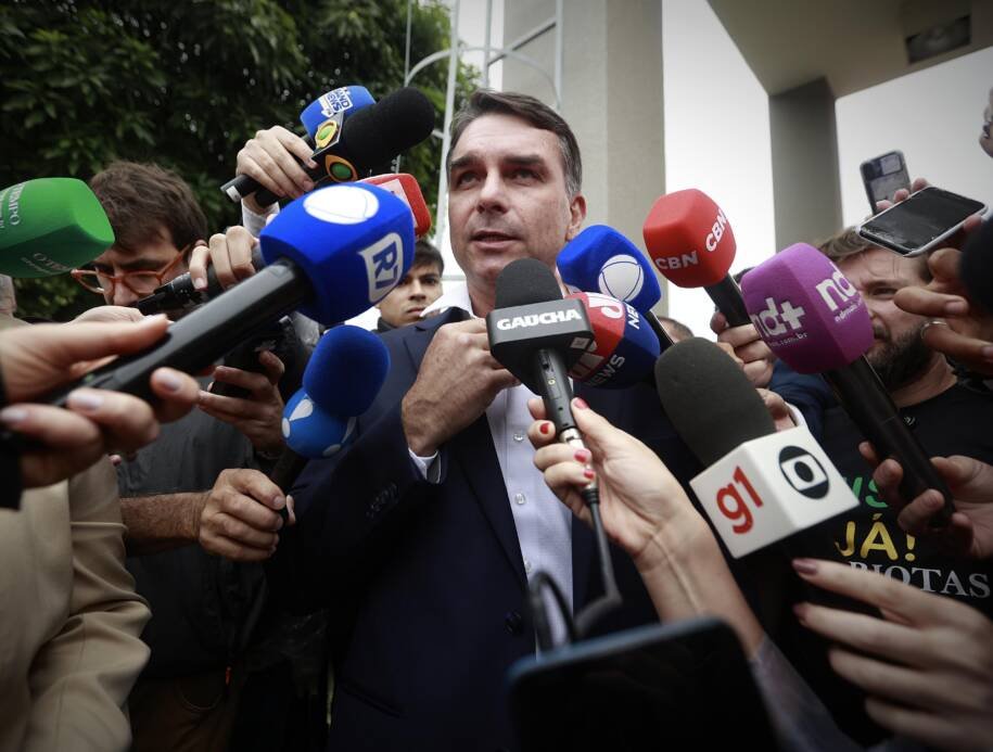 Flávio Bolsonaro critica Moraes por suspender Lei da Dosimetria em ato de tensão