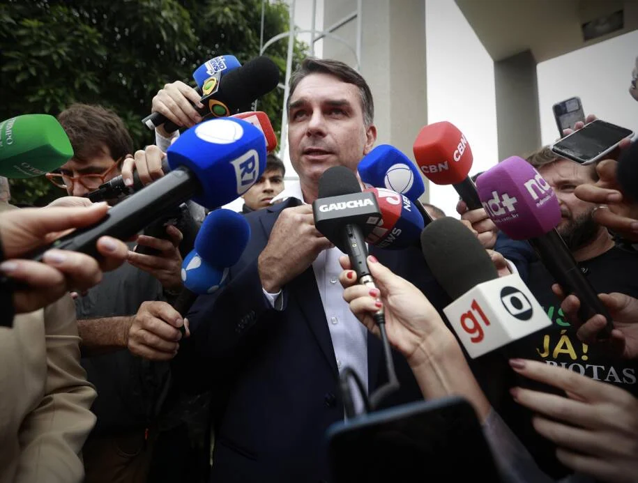 Flávio Bolsonaro critica Moraes por suspender Lei da Dosimetria em ato de tensão