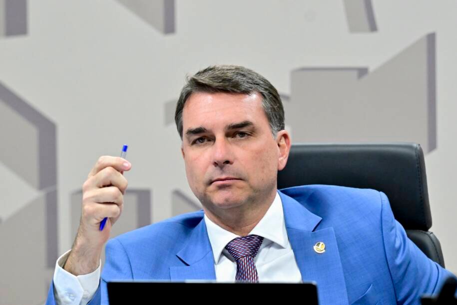 Flávio Bolsonaro defende 'CPI do Master já' em mudança estratégica crucial