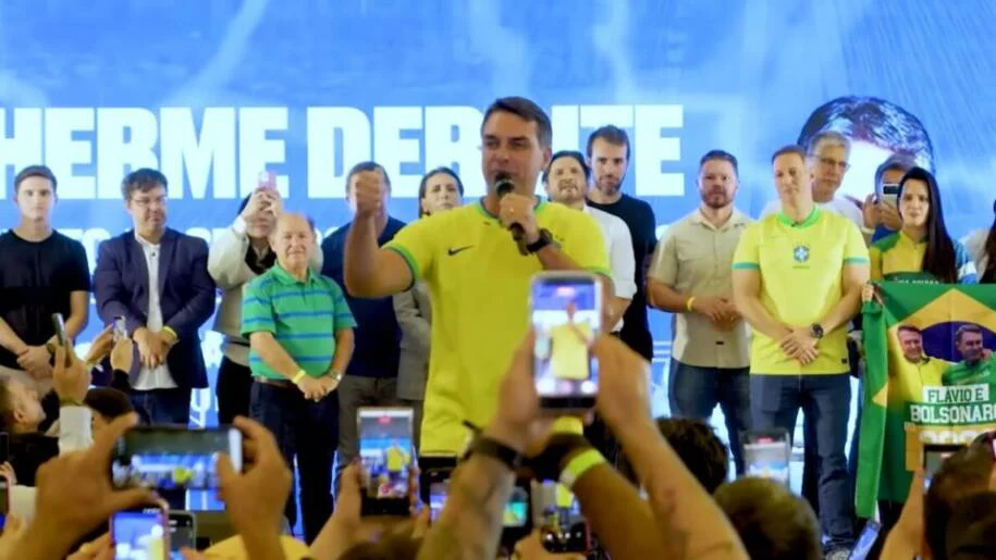 Flávio Bolsonaro desafia críticas após áudio com Daniel Vorcaro sobre investimento