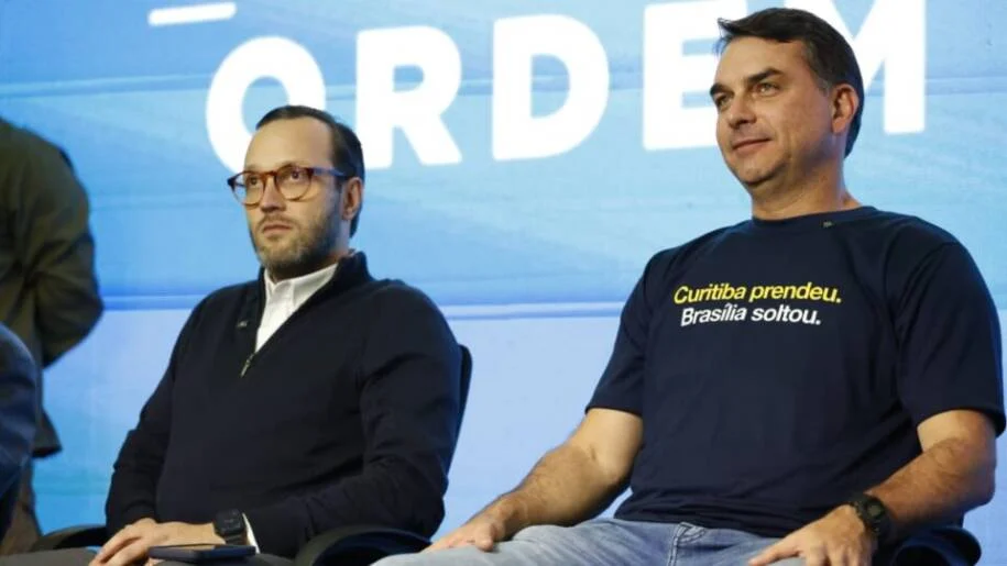 Flávio Bolsonaro desafia Lula e exalta segurança em evento com Moro em Curitiba