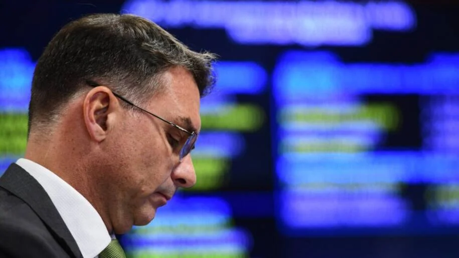 Flávio Bolsonaro despenca nas intenções de voto após áudio vazado e gera polêmica