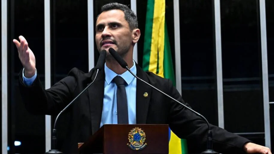 Flávio Bolsonaro e Cleitinho Azevedo se alinham para enfrentar Lula em MG